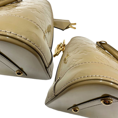 Angoli di una borsa Alma PM Louis Vuitton in pelle Vernis color noisette con parti metalliche dorate e doppi manici stondati; da portare a mano. Completa di lucchetto e chiavi.