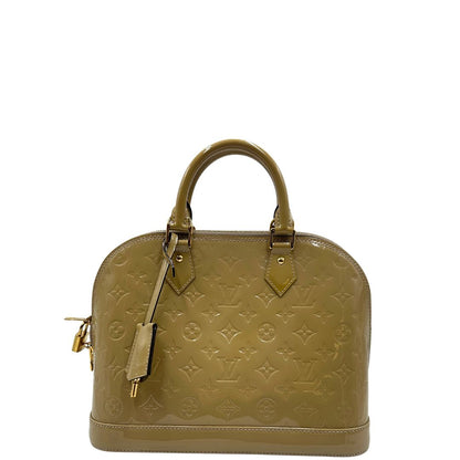 Front di una borsa Alma PM Louis Vuitton in pelle Vernis color noisette con parti metalliche dorate e doppi manici stondati; da portare a mano. Completa di lucchetto e chiavi.