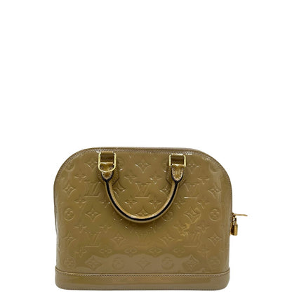 Retro di una borsa Alma PM Louis Vuitton in pelle Vernis color noisette con parti metalliche dorate e doppi manici stondati; da portare a mano. Completa di lucchetto e chiavi.