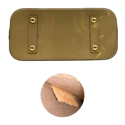 Base e codice di una borsa Alma PM Louis Vuitton in pelle Vernis color noisette con parti metalliche dorate e doppi manici stondati; da portare a mano. Completa di lucchetto e chiavi.