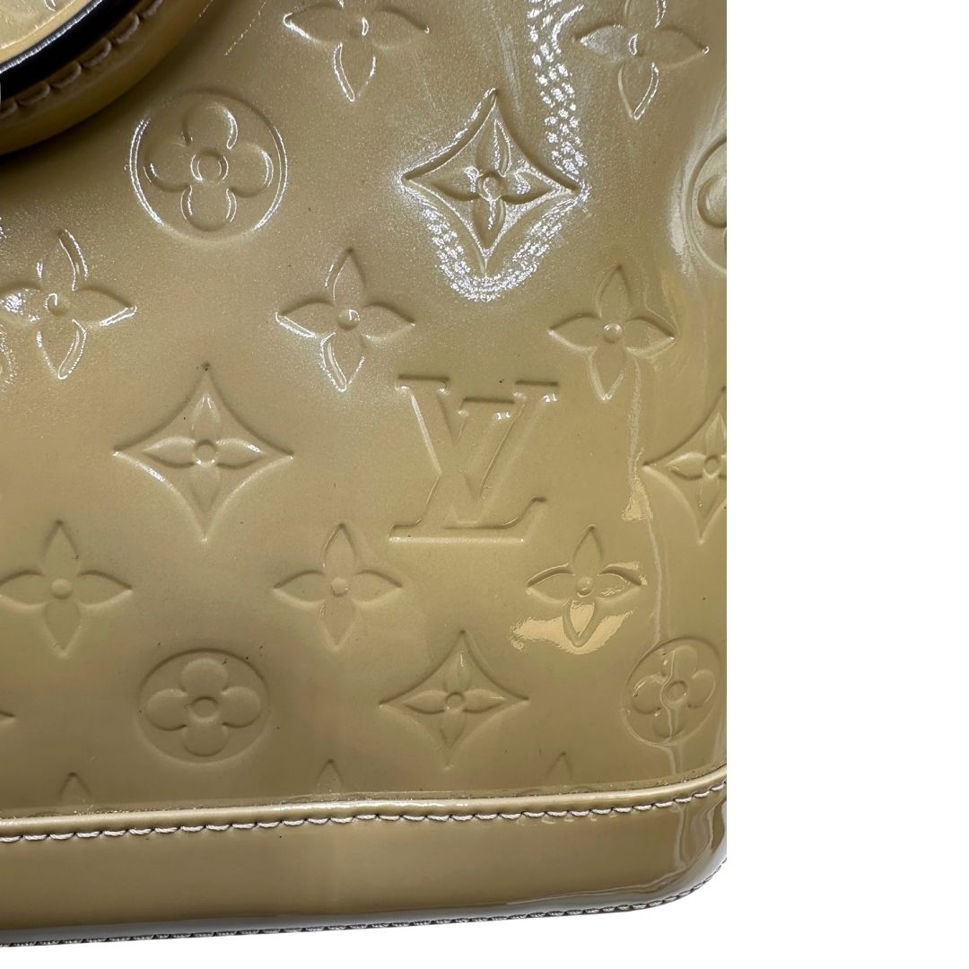 Difetto di una borsa Alma PM Louis Vuitton in pelle Vernis color noisette con parti metalliche dorate e doppi manici stondati; da portare a mano. Completa di lucchetto e chiavi.