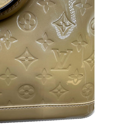 Difetto di una borsa Alma PM Louis Vuitton in pelle Vernis color noisette con parti metalliche dorate e doppi manici stondati; da portare a mano. Completa di lucchetto e chiavi.