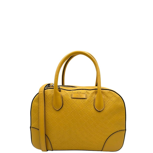 Front di una borsa Gucci in pelle giallo girasole con trama Diamante, parti metalliche dorate. Munita di doppi manici stondati e di una tracolla amovibile e regolabile. Indossabile a mano o a tracolla.