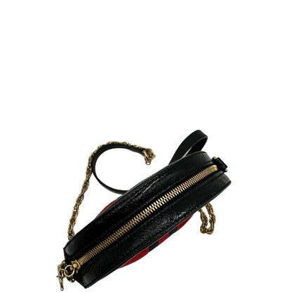 chiusura Borsa Gucci in pelle scamosciata rossa, finiture in pelle nera lucida con parti metalliche dorate; munita di una tracolla in catena con spallaccio in pelle. Completa di dustbag, di lusso, originale, ottime condizioni, usata. 
