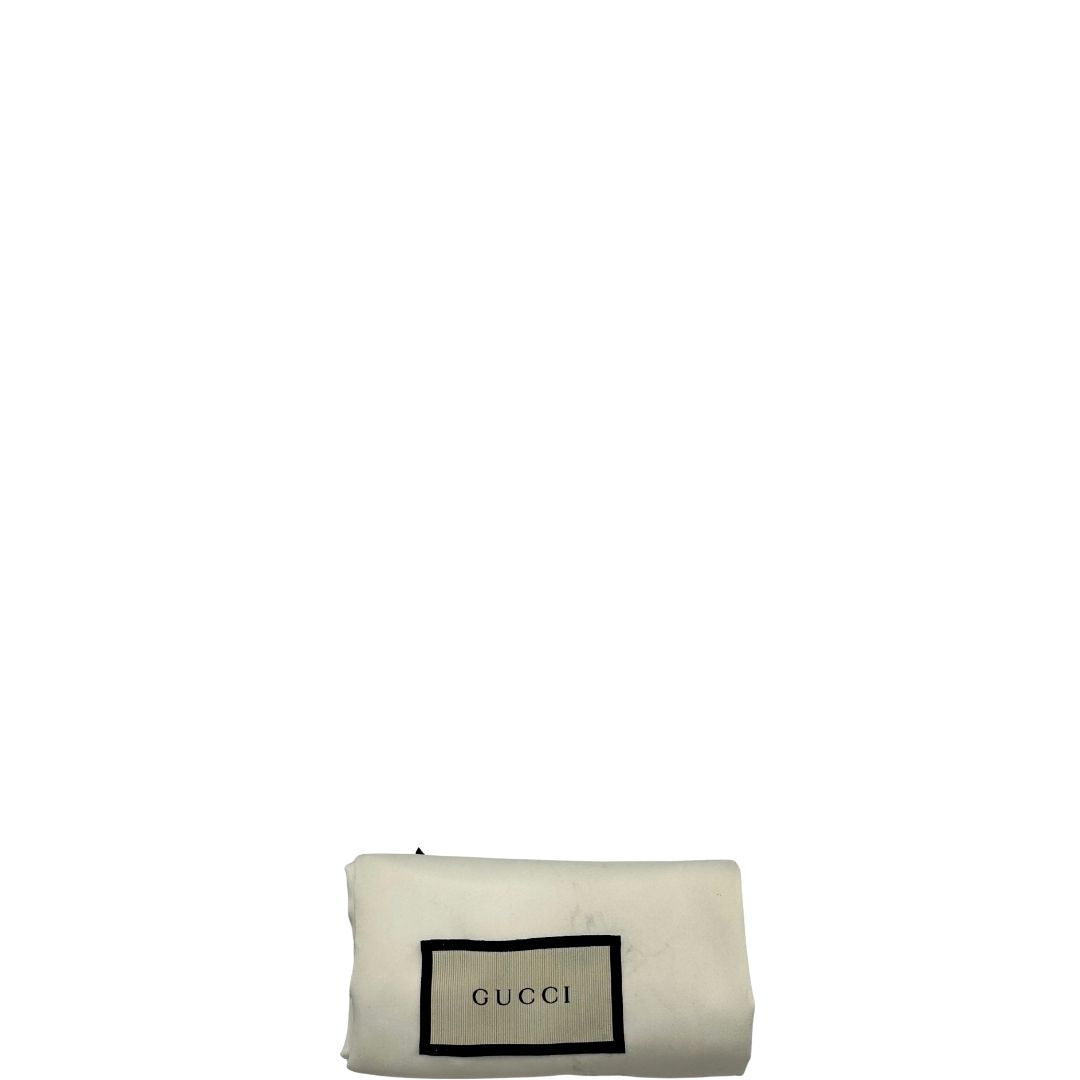 dustbag Borsa Gucci in pelle scamosciata rossa, finiture in pelle nera lucida con parti metalliche dorate; munita di una tracolla in catena con spallaccio in pelle. Completa di dustbag, di lusso, originale, ottime condizioni, usata. 