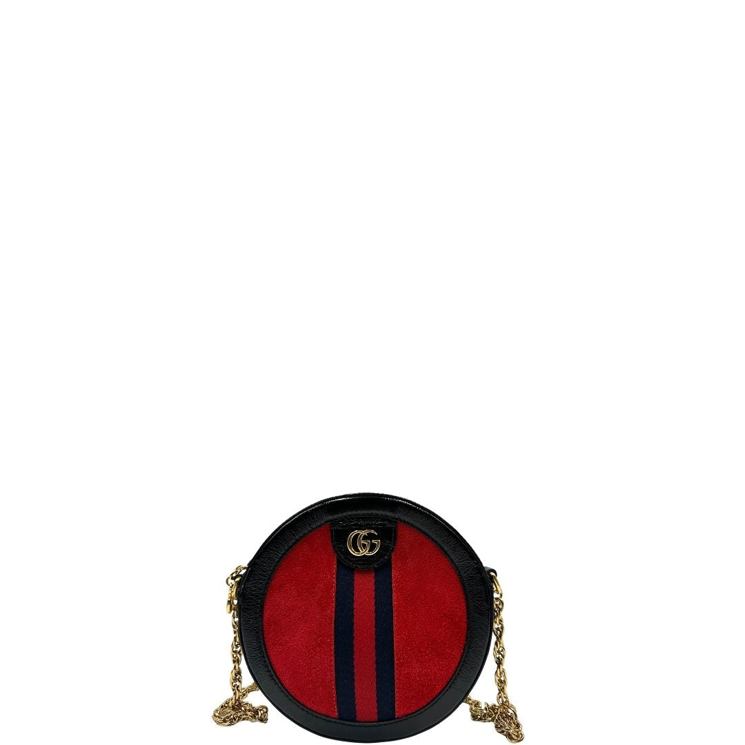 front Borsa Gucci in pelle scamosciata rossa, finiture in pelle nera lucida con parti metalliche dorate; munita di una tracolla in catena con spallaccio in pelle. Completa di dustbag, di lusso, originale, ottime condizioni, usata. 