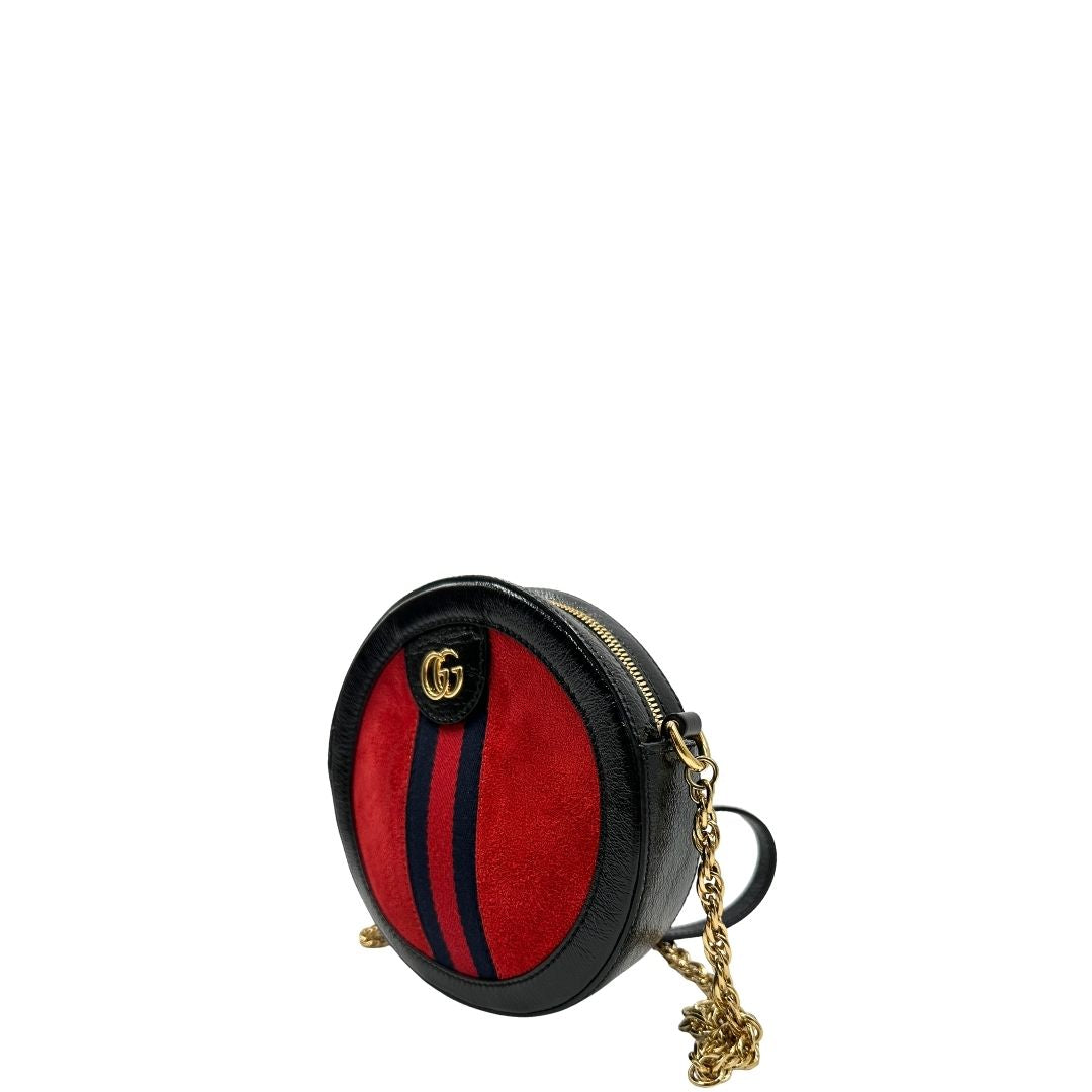 lato Borsa Gucci in pelle scamosciata rossa, finiture in pelle nera lucida con parti metalliche dorate; munita di una tracolla in catena con spallaccio in pelle. Completa di dustbag, di lusso, originale, ottime condizioni, usata. 