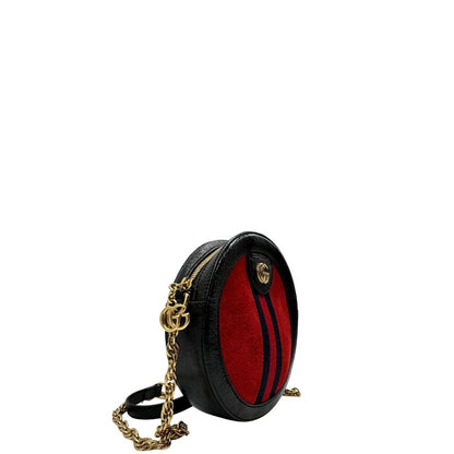 lato Borsa Gucci in pelle scamosciata rossa, finiture in pelle nera lucida con parti metalliche dorate; munita di una tracolla in catena con spallaccio in pelle. Completa di dustbag, di lusso, originale, ottime condizioni, usata. 