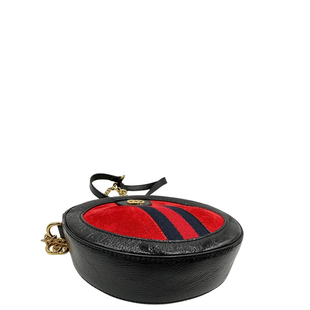 base Borsa Gucci in pelle scamosciata rossa, finiture in pelle nera lucida con parti metalliche dorate; munita di una tracolla in catena con spallaccio in pelle. Completa di dustbag, di lusso, originale, ottime condizioni, usata. 
