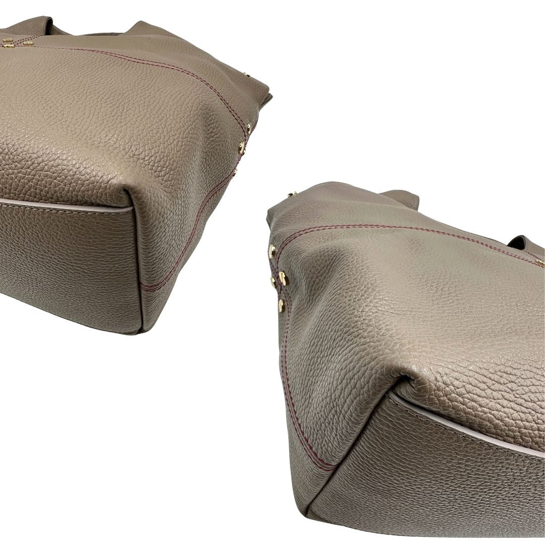 angoli Borsa Borbonese in pelle martellata grigia con parti metalliche dorate e cuciture rosse; munita di doppi manici. Completa di dustbag e cartellini, di lusso, originale,usata. 