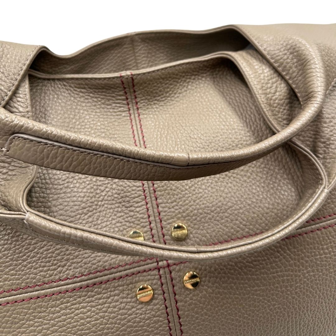 manici Borsa Borbonese in pelle martellata grigia con parti metalliche dorate e cuciture rosse; munita di doppi manici. Completa di dustbag e cartellini, di lusso, originale,usata. 