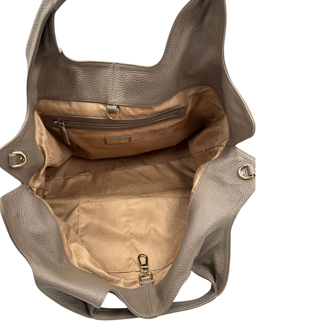 interno Borsa Borbonese in pelle martellata grigia con parti metalliche dorate e cuciture rosse; munita di doppi manici. Completa di dustbag e cartellini, di lusso, originale,usata. 