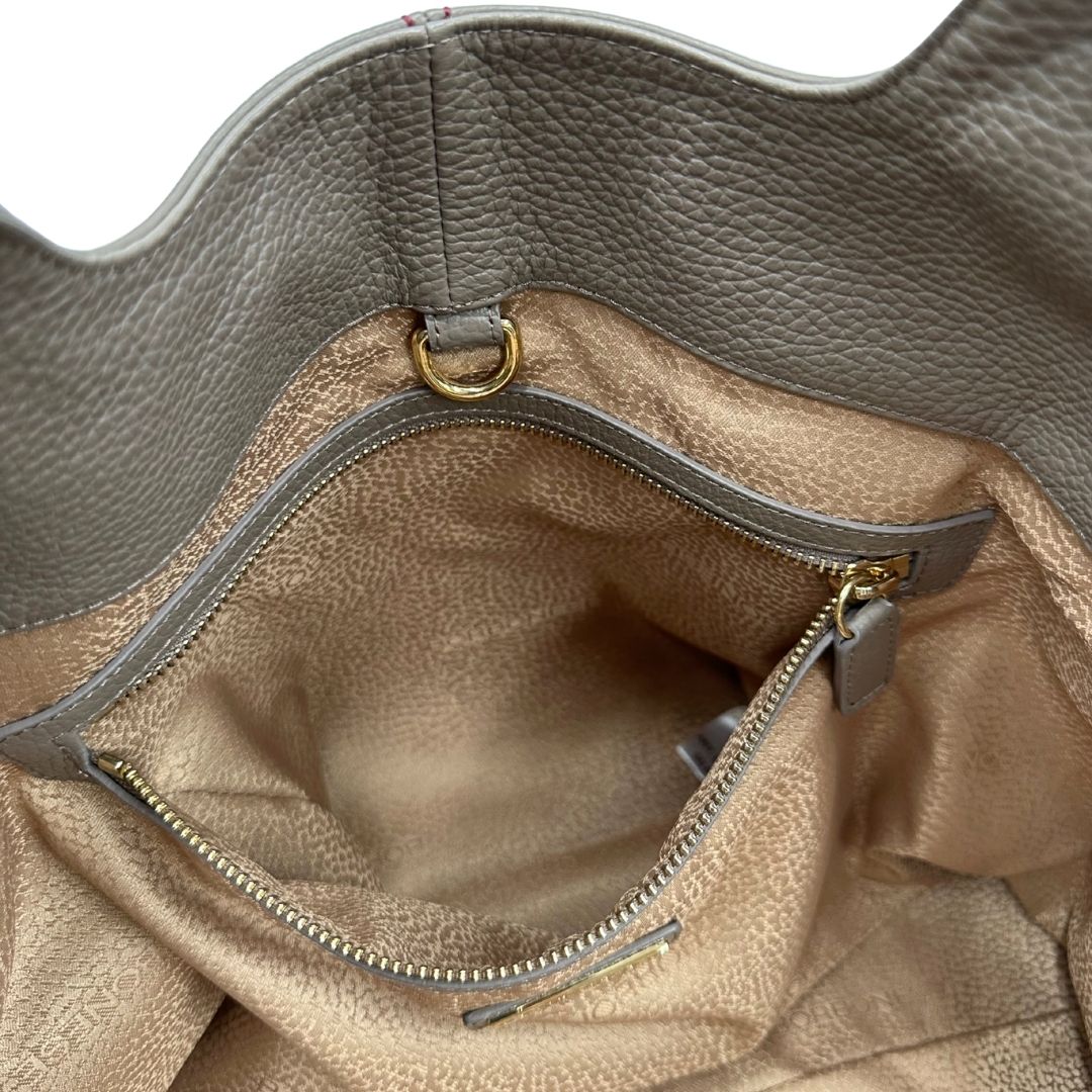 interno Borsa Borbonese in pelle martellata grigia con parti metalliche dorate e cuciture rosse; munita di doppi manici. Completa di dustbag e cartellini, di lusso, originale,usata. 