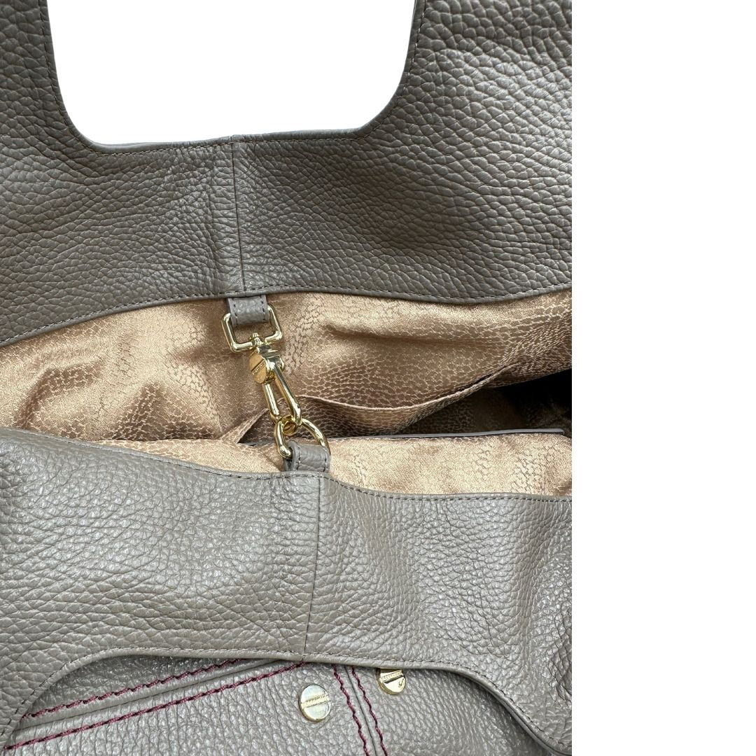 chiusura Borsa Borbonese in pelle martellata grigia con parti metalliche dorate e cuciture rosse; munita di doppi manici. Completa di dustbag e cartellini, di lusso, originale,usata. 