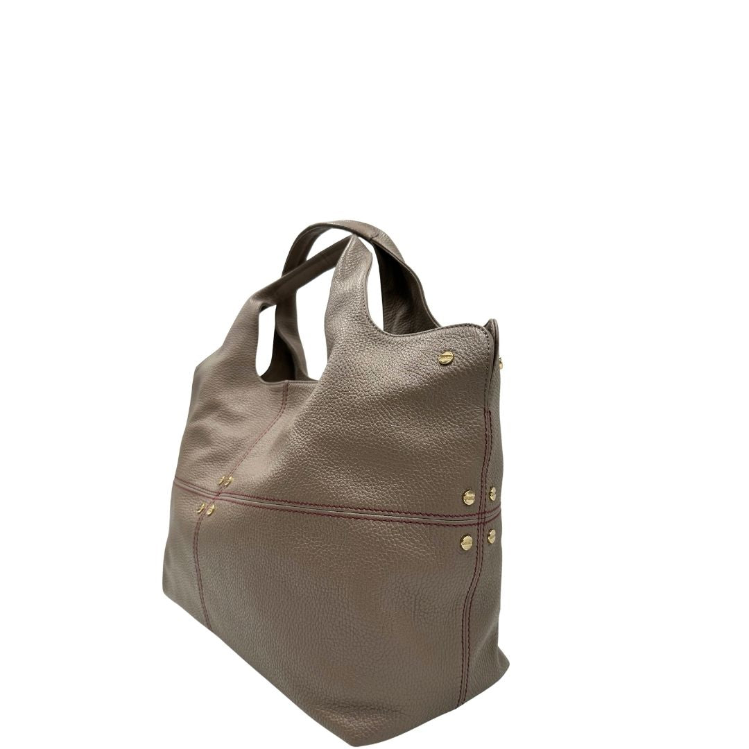 lato Borsa Borbonese in pelle martellata grigia con parti metalliche dorate e cuciture rosse; munita di doppi manici. Completa di dustbag e cartellini, di lusso, originale,usata. 