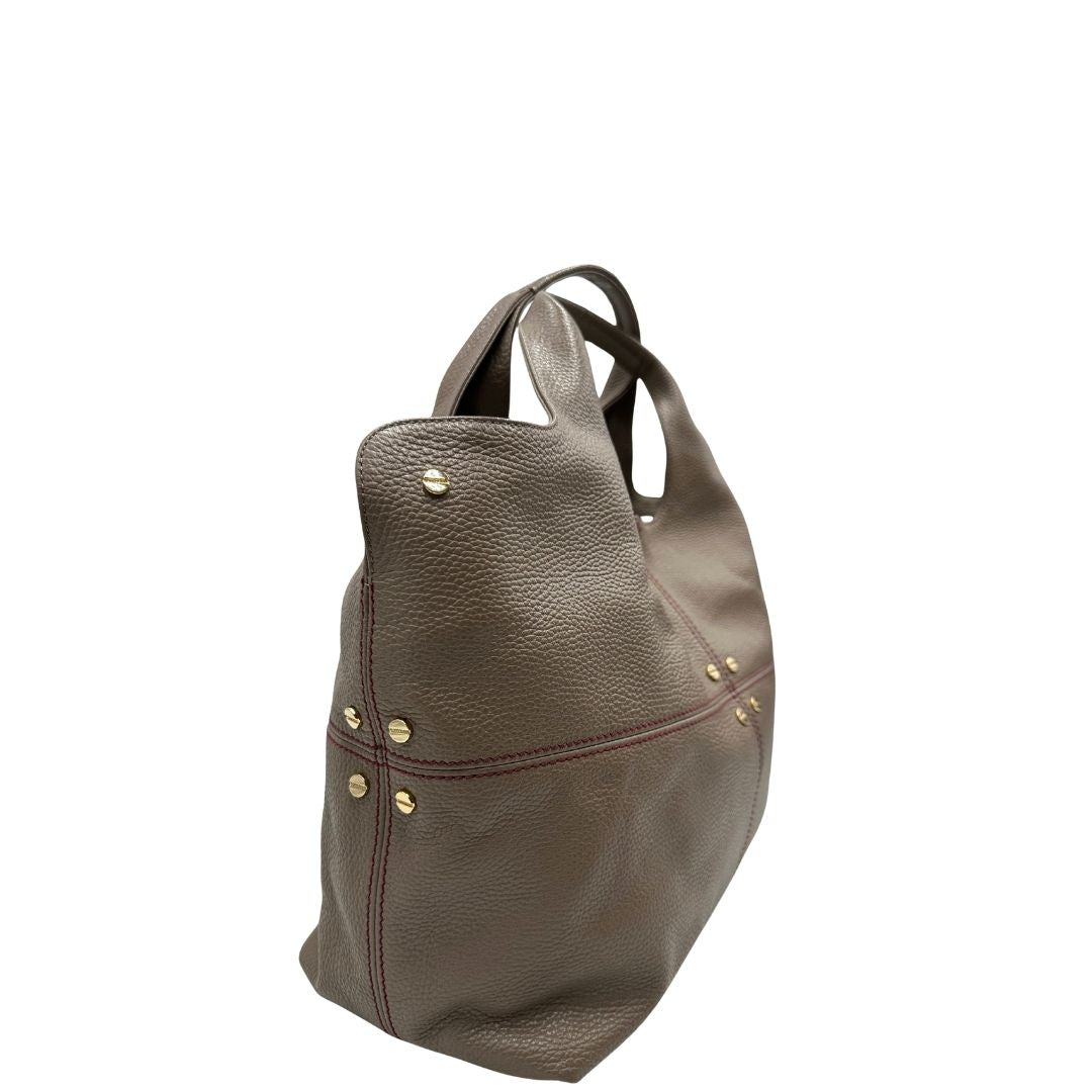 lato Borsa Borbonese in pelle martellata grigia con parti metalliche dorate e cuciture rosse; munita di doppi manici. Completa di dustbag e cartellini, di lusso, originale,usata. 