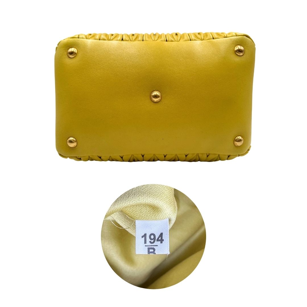 base Borsa Miu Miu realizzata in pelle matelassè gialla con parti metalliche dorate; munita di doppi manici stondati e una tracolla amovibile e regolabile. Completa di dustbag, di lusso, originale, usata. 
