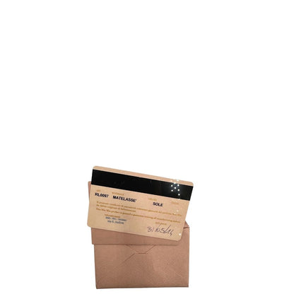 interno Borsa Miu Miu realizzata in pelle matelassè gialla con parti metalliche dorate; munita di doppi manici stondati e una tracolla amovibile e regolabile. Completa di dustbag, di lusso, originale, usata. 