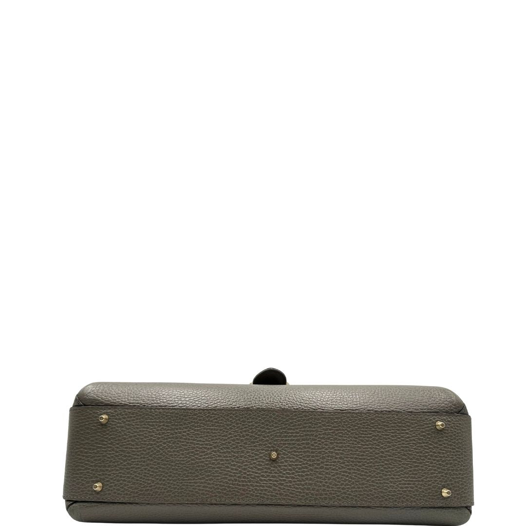 base Borsa Gucci in pelle grigia martellata con parti metalliche dorate; impreziosita da doppia G sulla chiusura e munita di una tracolla in catena con spallaccio in pelle. Full set, di lusso, originale, ottime condizioni, usata. 