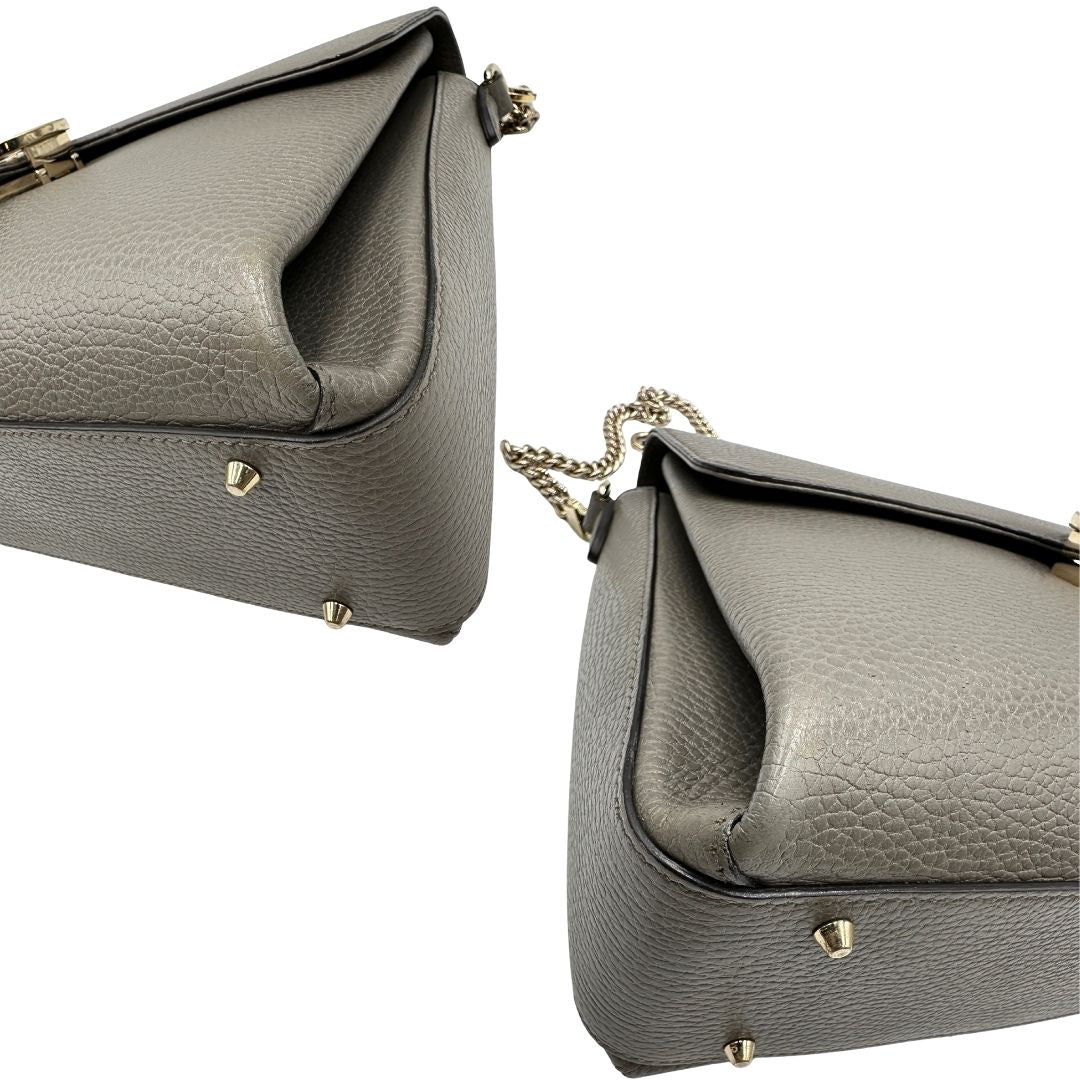 angoli Borsa Gucci in pelle grigia martellata con parti metalliche dorate; impreziosita da doppia G sulla chiusura e munita di una tracolla in catena con spallaccio in pelle. Full set, di lusso, originale, ottime condizioni, usata. 