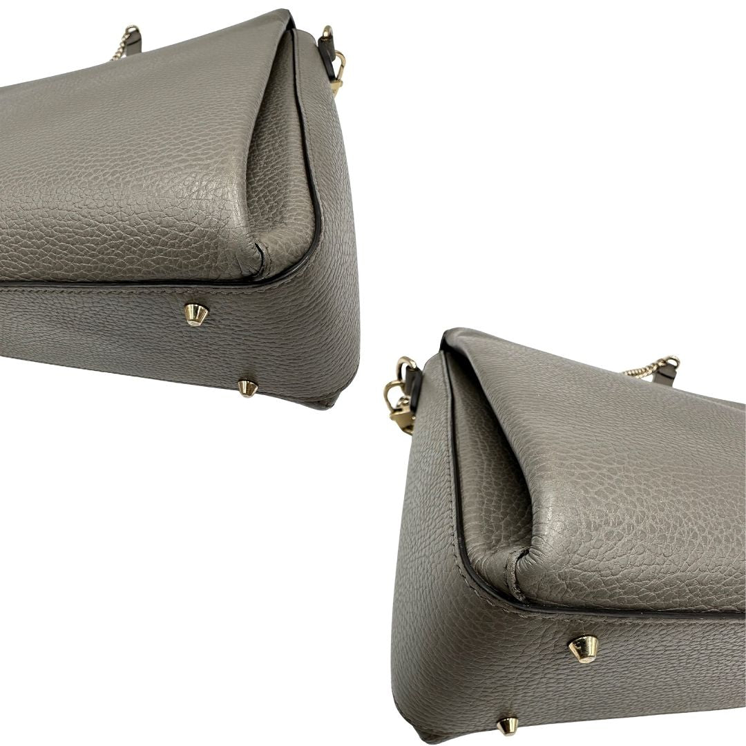 angoli Borsa Gucci in pelle grigia martellata con parti metalliche dorate; impreziosita da doppia G sulla chiusura e munita di una tracolla in catena con spallaccio in pelle. Full set, di lusso, originale, ottime condizioni, usata. 