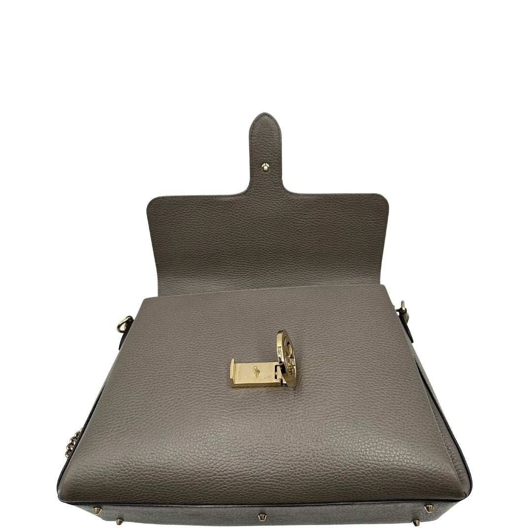 interno Borsa Gucci in pelle grigia martellata con parti metalliche dorate; impreziosita da doppia G sulla chiusura e munita di una tracolla in catena con spallaccio in pelle. Full set, di lusso, originale, ottime condizioni, usata. 