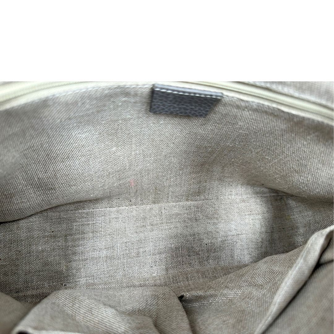 interno Borsa Gucci in pelle grigia martellata con parti metalliche dorate; impreziosita da doppia G sulla chiusura e munita di una tracolla in catena con spallaccio in pelle. Full set, di lusso, originale, ottime condizioni, usata. 