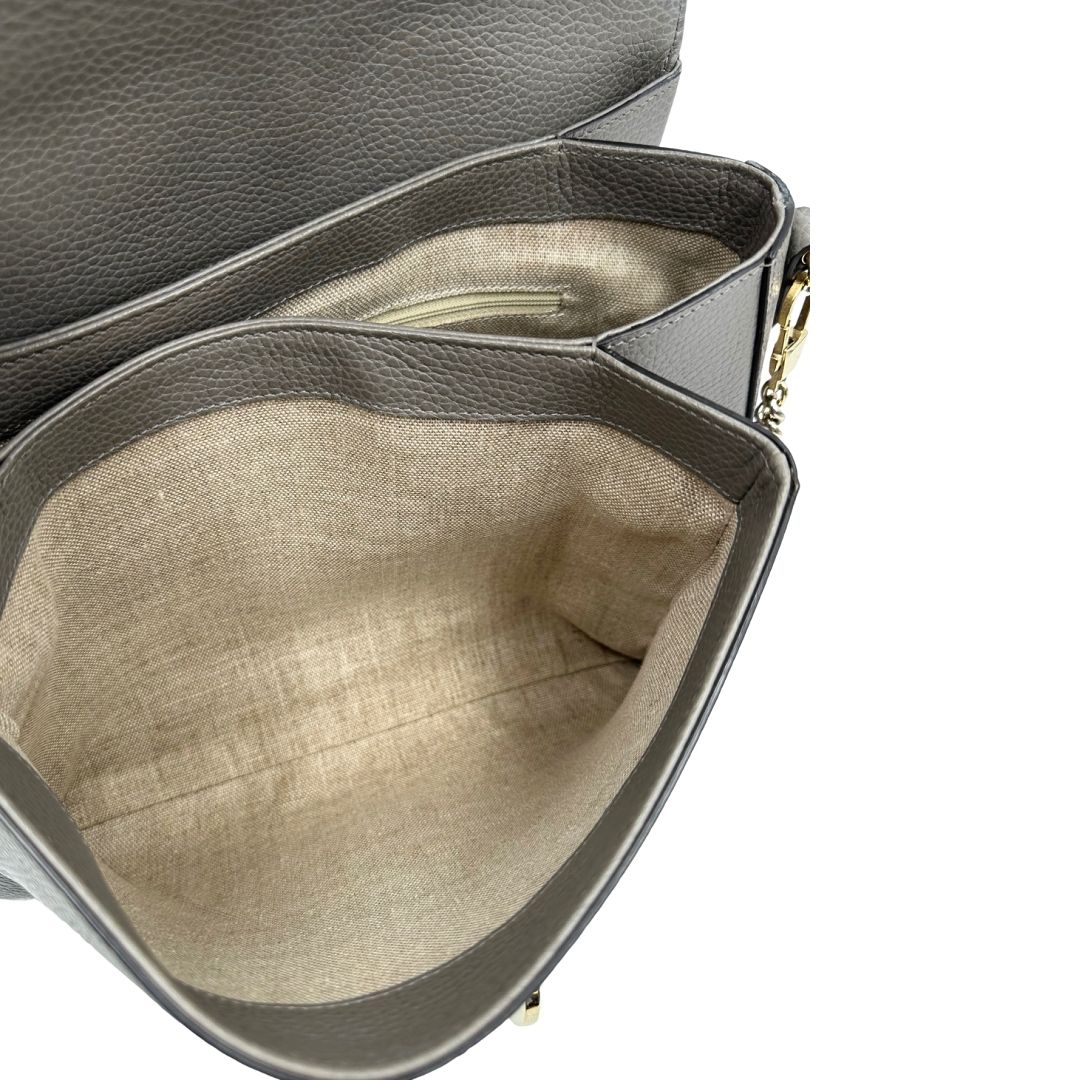 interno Borsa Gucci in pelle grigia martellata con parti metalliche dorate; impreziosita da doppia G sulla chiusura e munita di una tracolla in catena con spallaccio in pelle. Full set, di lusso, originale, ottime condizioni, usata. 