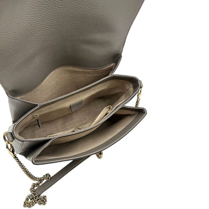 interno Borsa Gucci in pelle grigia martellata con parti metalliche dorate; impreziosita da doppia G sulla chiusura e munita di una tracolla in catena con spallaccio in pelle. Full set, di lusso, originale, ottime condizioni, usata. 