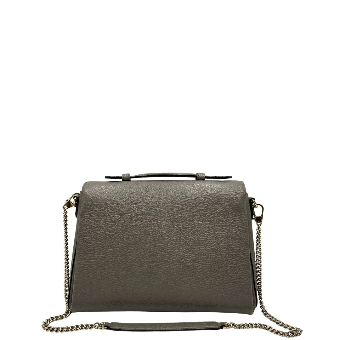 retro Borsa Gucci in pelle grigia martellata con parti metalliche dorate; impreziosita da doppia G sulla chiusura e munita di una tracolla in catena con spallaccio in pelle. Full set, di lusso, originale, ottime condizioni, usata. 