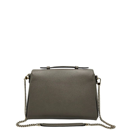 retro Borsa Gucci in pelle grigia martellata con parti metalliche dorate; impreziosita da doppia G sulla chiusura e munita di una tracolla in catena con spallaccio in pelle. Full set, di lusso, originale, ottime condizioni, usata. 