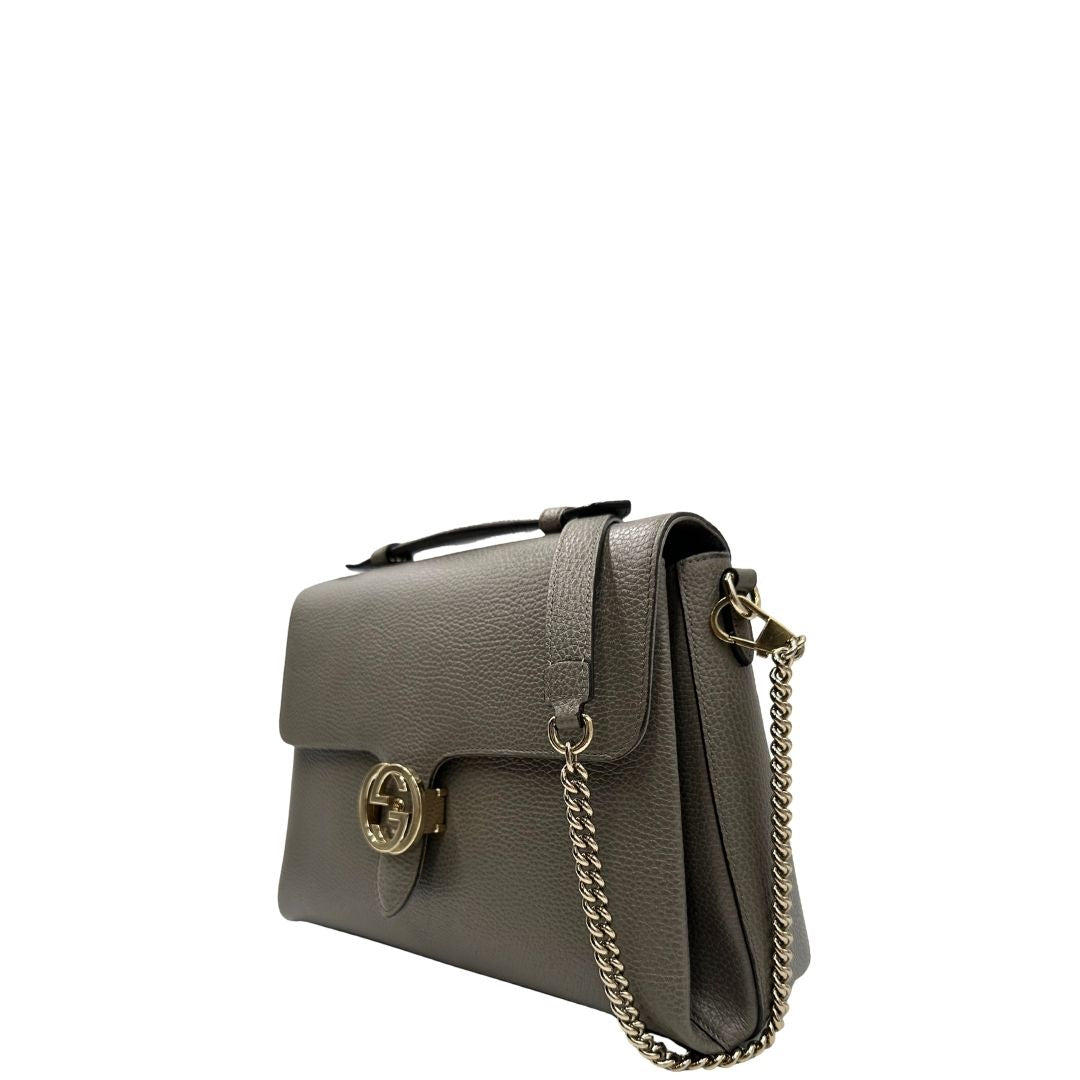 Borsa Gucci in pelle grigia martellata con parti metalliche dorate; impreziosita da doppia G sulla chiusura e munita di una tracolla in catena con spallaccio in pelle. Full set, di lusso, originale, ottime condizioni, usata.