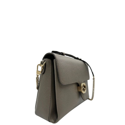 Borsa Gucci in pelle grigia martellata con parti metalliche dorate; impreziosita da doppia G sulla chiusura e munita di una tracolla in catena con spallaccio in pelle. Full set, di lusso, originale, ottime condizioni, usata.