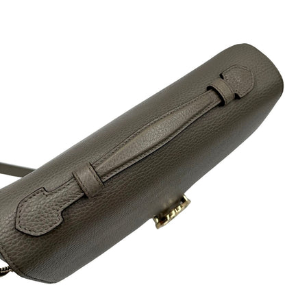 manico Borsa Gucci in pelle grigia martellata con parti metalliche dorate; impreziosita da doppia G sulla chiusura e munita di una tracolla in catena con spallaccio in pelle. Full set, di lusso, originale, ottime condizioni, usata. 