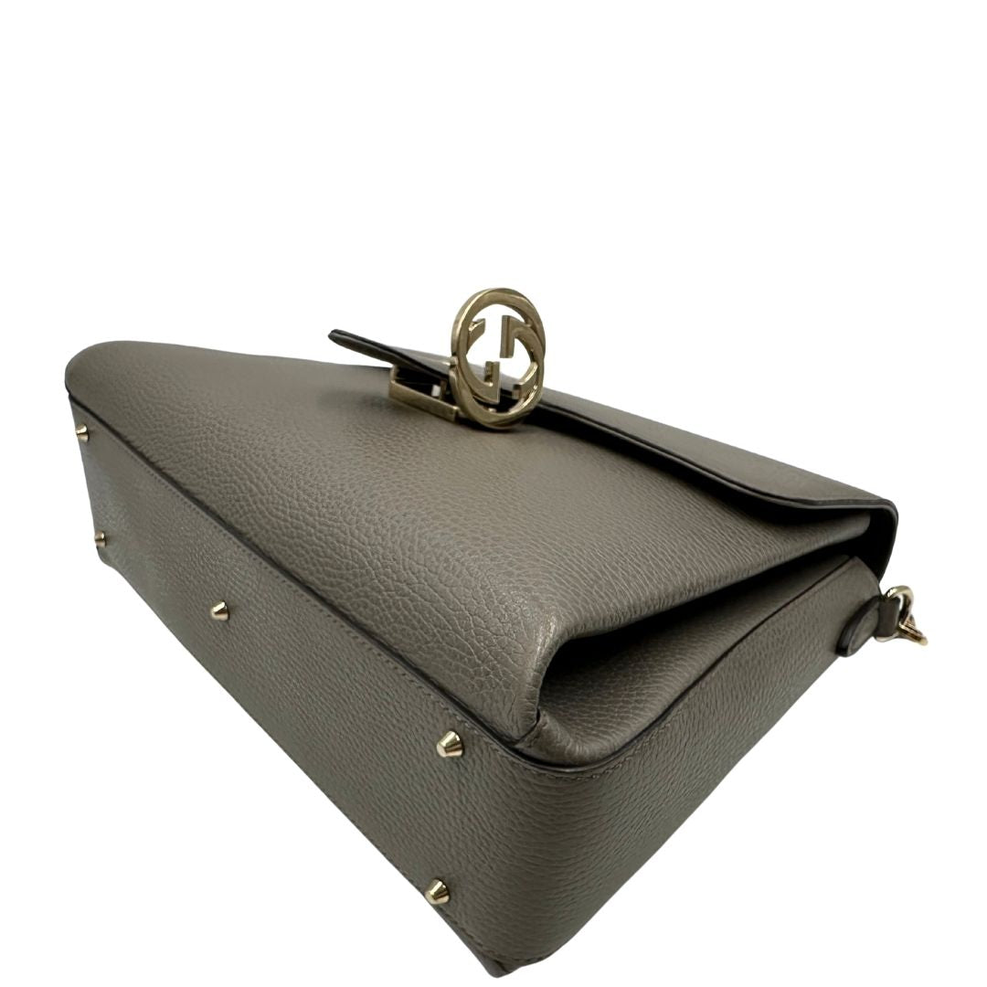 angolo Borsa Gucci in pelle grigia martellata con parti metalliche dorate; impreziosita da doppia G sulla chiusura e munita di una tracolla in catena con spallaccio in pelle. Full set, di lusso, originale, ottime condizioni, usata. 