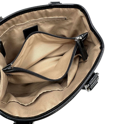 Interno di una borsa Burberry in canvas beige tartan con finiture in pelle nera lucida e parti metalliche effetto renio. Munita di doppi manici stondati. Completa di dustbag.