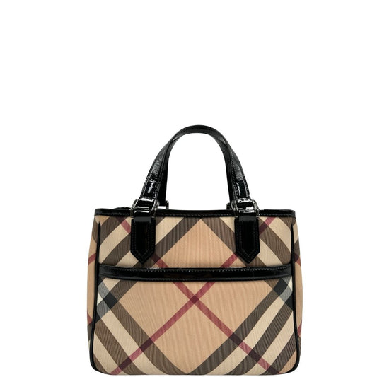 Front di una borsa Burberry in canvas beige tartan con finiture in pelle nera lucida e parti metalliche effetto renio. Munita di doppi manici stondati. Completa di dustbag.
