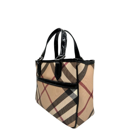 Laterale destro di una borsa Burberry in canvas beige tartan con finiture in pelle nera lucida e parti metalliche effetto renio. Munita di doppi manici stondati. Completa di dustbag.