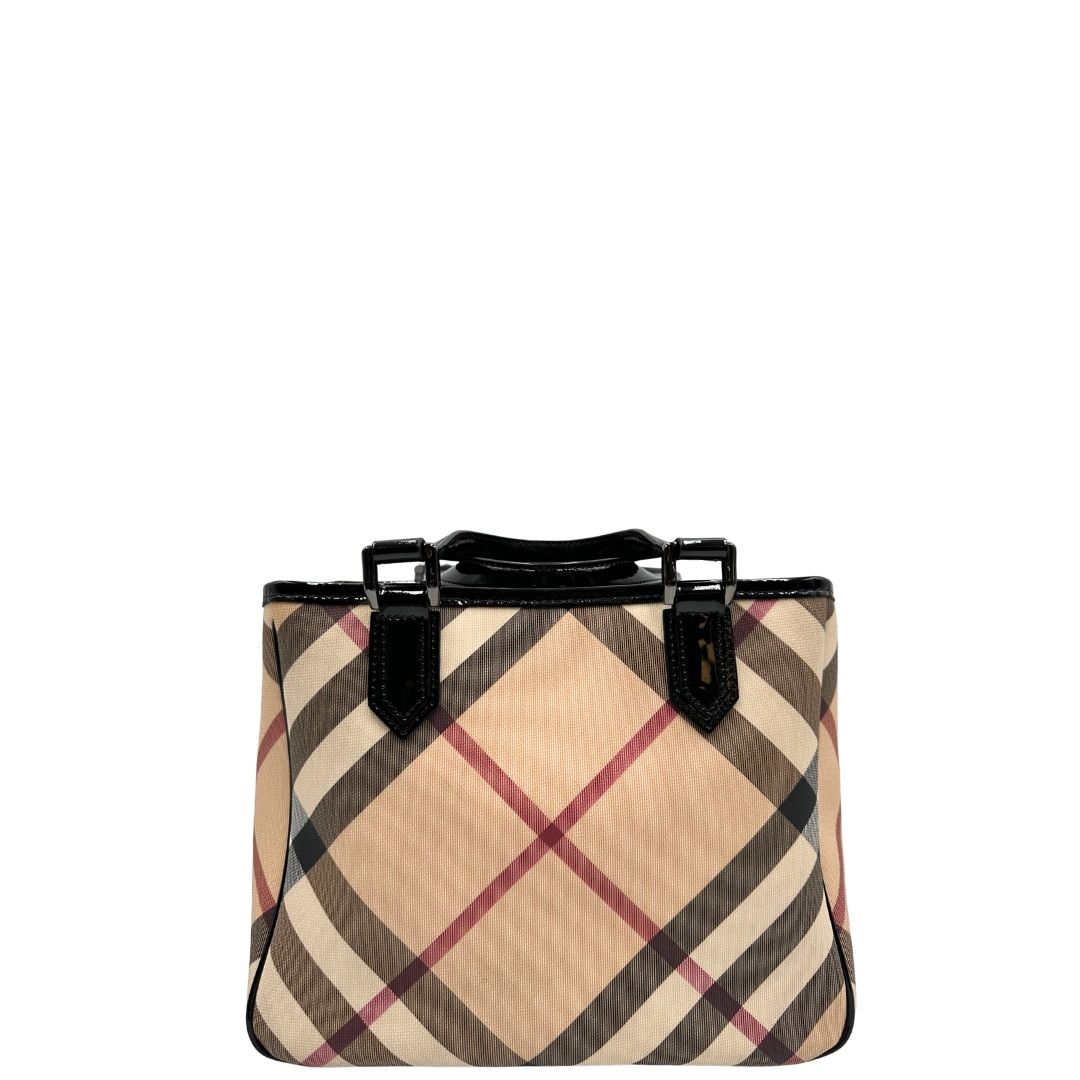 Retro di una borsa Burberry in canvas beige tartan con finiture in pelle nera lucida e parti metalliche effetto renio. Munita di doppi manici stondati. Completa di dustbag.