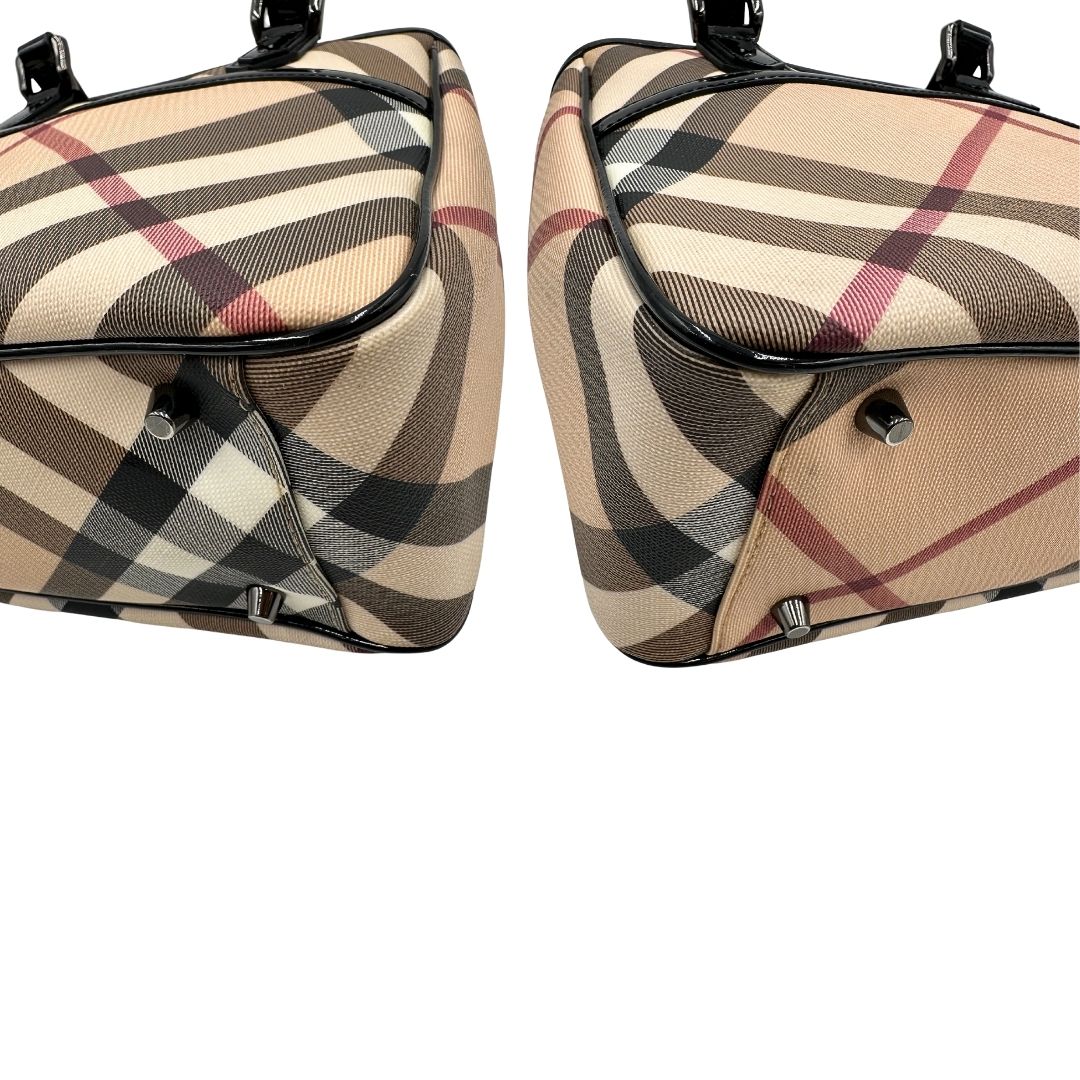 Angoli di una borsa Burberry in canvas beige tartan con finiture in pelle nera lucida e parti metalliche effetto renio. Munita di doppi manici stondati. Completa di dustbag.