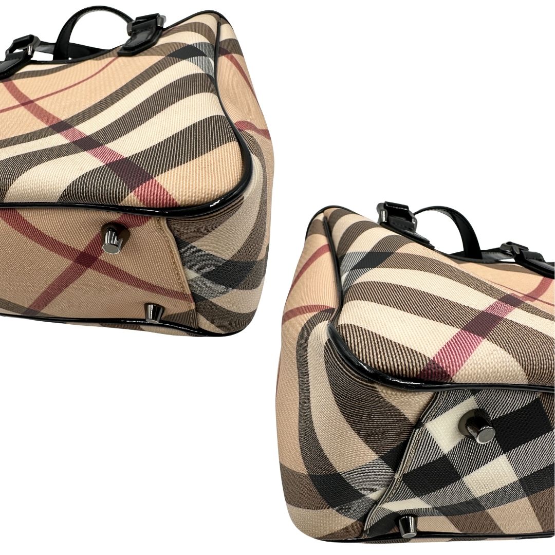 Angoli di una borsa Burberry in canvas beige tartan con finiture in pelle nera lucida e parti metalliche effetto renio. Munita di doppi manici stondati. Completa di dustbag.