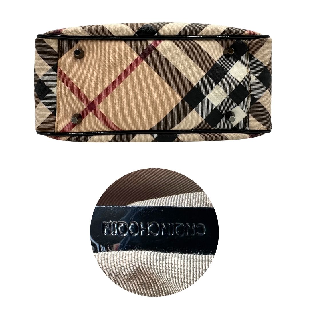 Base e codice di una borsa Burberry in canvas beige tartan con finiture in pelle nera lucida e parti metalliche effetto renio. Munita di doppi manici stondati. Completa di dustbag.