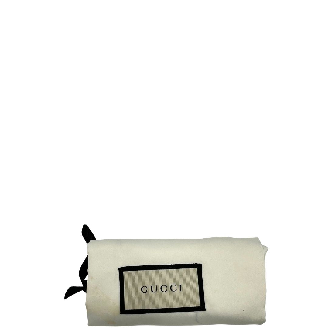 Dustbag di una borsa Gucci Marmont in pelle matelassè rossa e parti metalliche dorate; munita di un manico superiore e di una tracolla in tessuto web blu/bianco/rosso, regolabile ed amovibile. Indossabile a mano o a tracolla. 