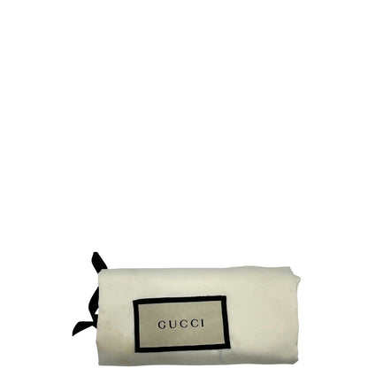Dustbag di una borsa Gucci Marmont in pelle matelassè rossa e parti metalliche dorate; munita di un manico superiore e di una tracolla in tessuto web blu/bianco/rosso, regolabile ed amovibile. Indossabile a mano o a tracolla. 
