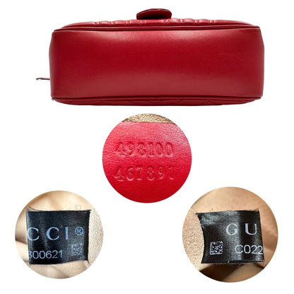 Base e codici di una borsa Gucci Marmont in pelle matelassè rossa e parti metalliche dorate; munita di un manico superiore e di una tracolla in tessuto web blu/bianco/rosso, regolabile ed amovibile. Indossabile a mano o a tracolla. Completa di dustbag.