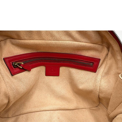 Interno di una borsa Gucci Marmont in pelle matelassè rossa e parti metalliche dorate; munita di un manico superiore e di una tracolla in tessuto web blu/bianco/rosso, regolabile ed amovibile. Indossabile a mano o a tracolla. Completa di dustbag.