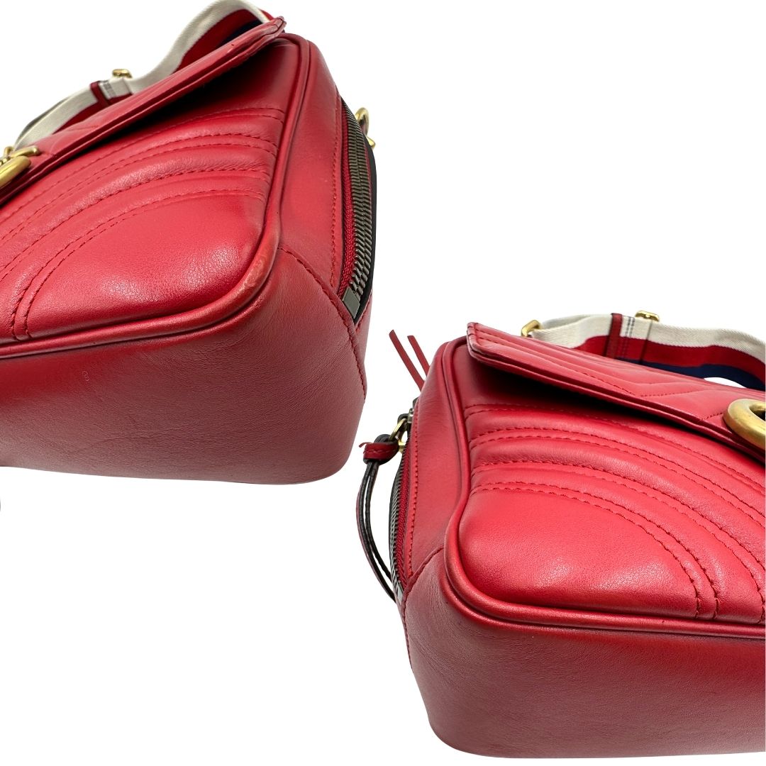 Angoli di una borsa Gucci Marmont in pelle matelassè rossa e parti metalliche dorate; munita di un manico superiore e di una tracolla in tessuto web blu/bianco/rosso, regolabile ed amovibile. Indossabile a mano o a tracolla. Completa di dustbag.