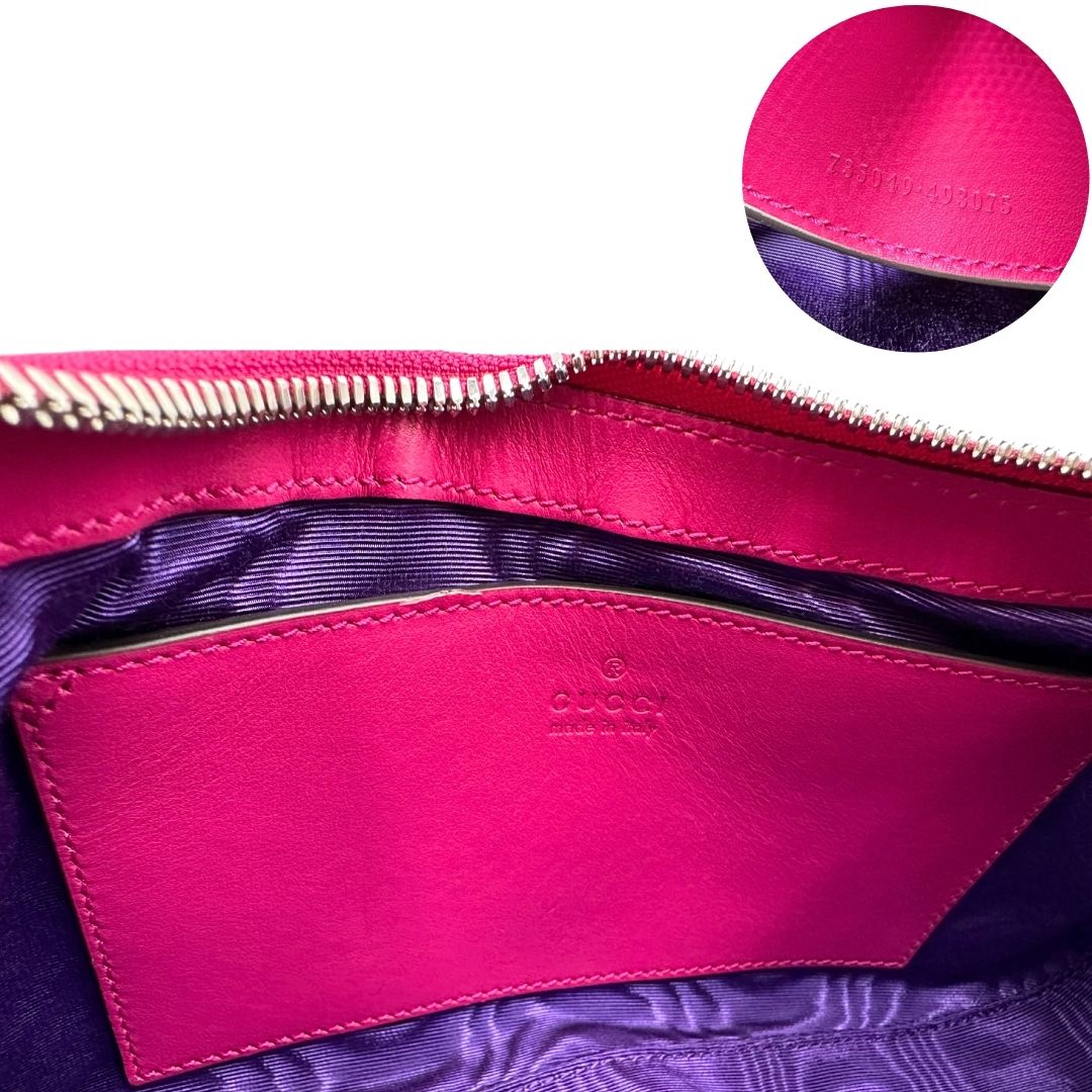 Codice di una borsa Gucci in nylon trapuntato matelassé fucsia con trama GG, finiture in pelle tono su tono, manico singolo in catena e tracolla in tessuto regolabile ed amovibile. Rifinita con parti metalliche argentate. Completa di dustbag.