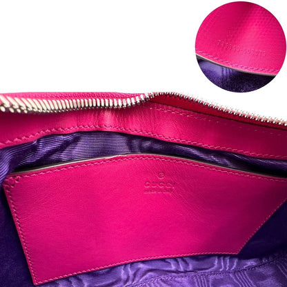 Codice di una borsa Gucci in nylon trapuntato matelassé fucsia con trama GG, finiture in pelle tono su tono, manico singolo in catena e tracolla in tessuto regolabile ed amovibile. Rifinita con parti metalliche argentate. Completa di dustbag.