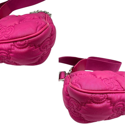 Angoli di una borsa Gucci in nylon trapuntato matelassé fucsia con trama GG, finiture in pelle tono su tono, manico singolo in catena e tracolla in tessuto regolabile ed amovibile. Rifinita con parti metalliche argentate. Completa di dustbag.